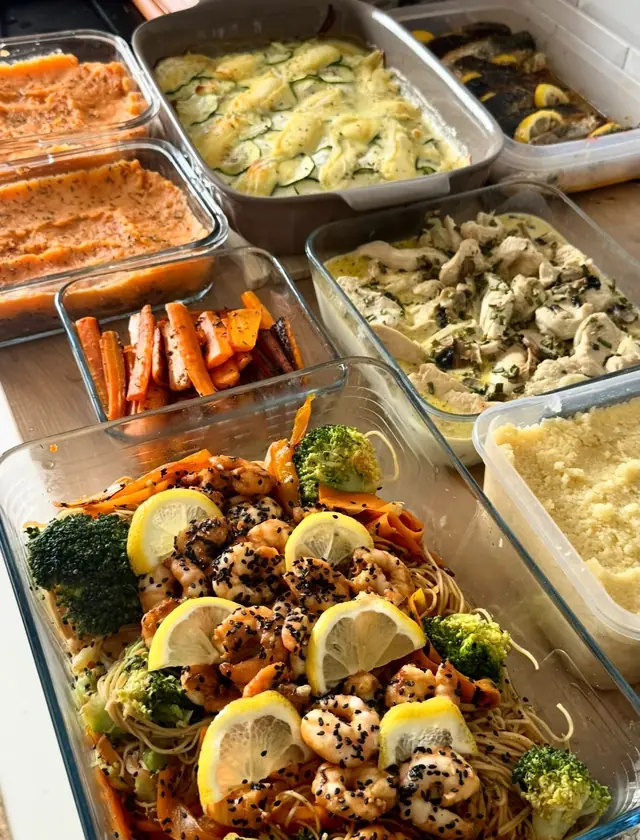 Plats de la semaine sur une table : crevettes et brocoli, carottes rôties, gratins